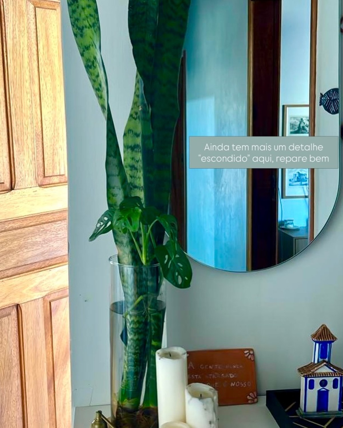 Canto do ateliê com plantas e peças